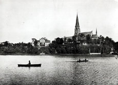 Blick über den Schloßteich zum Schloßberg, um 1910